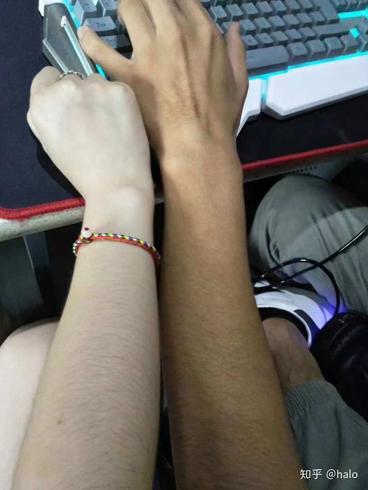 我的汗毛很多 夏天也没有习惯脱手毛 哈哈哈