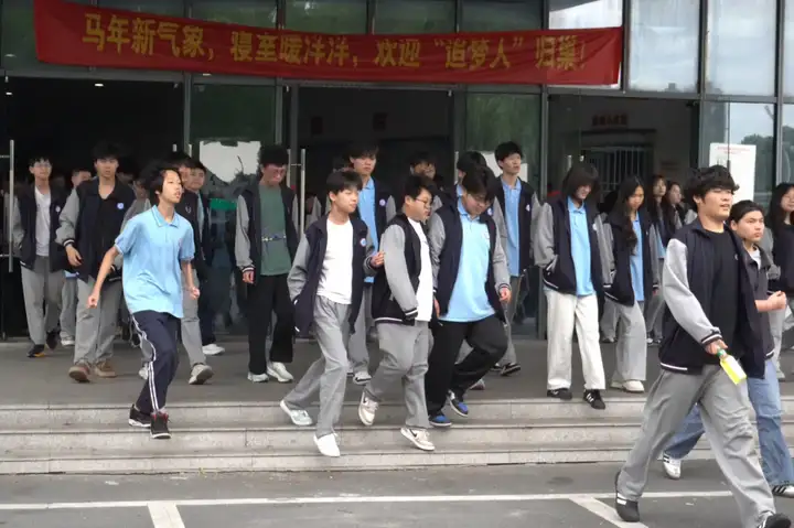 【平安校园】演练筑防线 平安护校园 | 塘栖校区开展防震应急安全演练及消防安全教育系列活动(图5) 【平安校园】演练筑防线 平安护校园 | 塘栖校区开展防震应急安全演练及消防安全教育系列活动(图5)