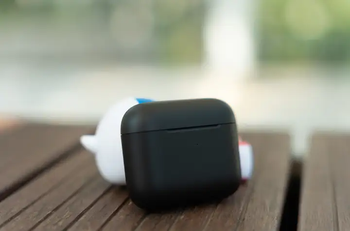 炫酷RGB灯效、电竞级体验，雷蛇战锤狂鲨真无线二代游戏耳机评测