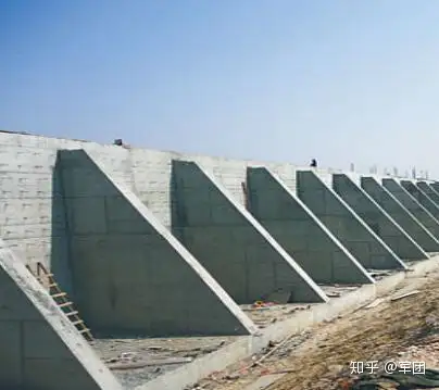 挡土墙的立臂,每隔一定距离加一道扶壁,将立壁与踵板连接起来的挡土墙