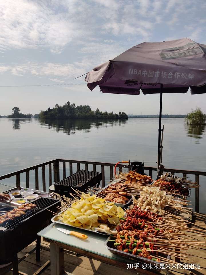 周末,一家人跑湖边烧烤,晒太阳,打麻将.标准成都生活!