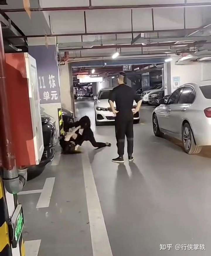 Two female BMW owners in Guangdong fought each other, and their skirts were no match for their suits! Man was bullied online for failing to stop fight