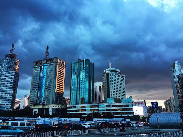 这张是在昆明东风广场某角度拍的,感觉很干净就留在相册里了