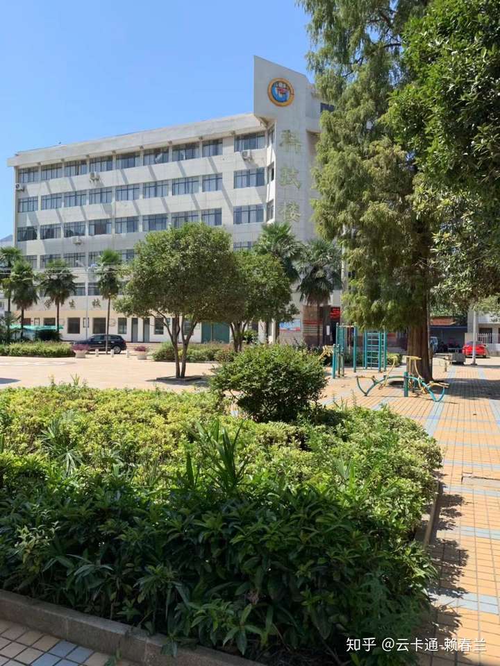 襄樊市襄城区职业高级中学以下简称襄城职高位于襄樊市西效卧龙镇,南