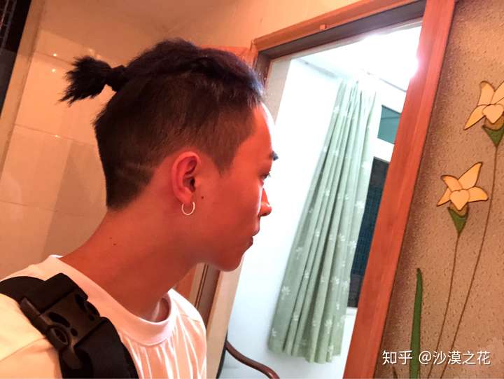 男人留长发扎辫子是两边剪短好看还是全留呢?