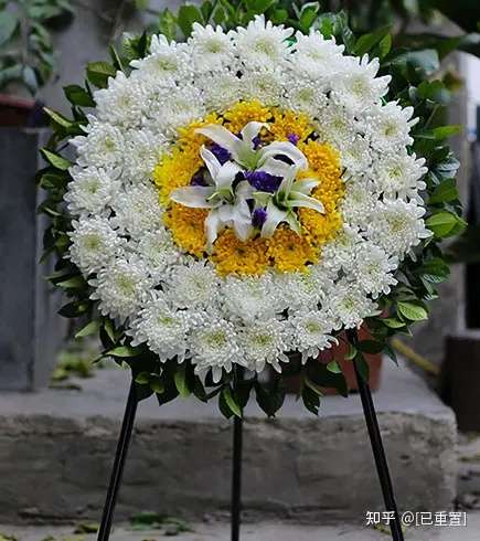 老人的追悼会应该送什么花表示缅怀 参与葬礼的注意事项 知乎