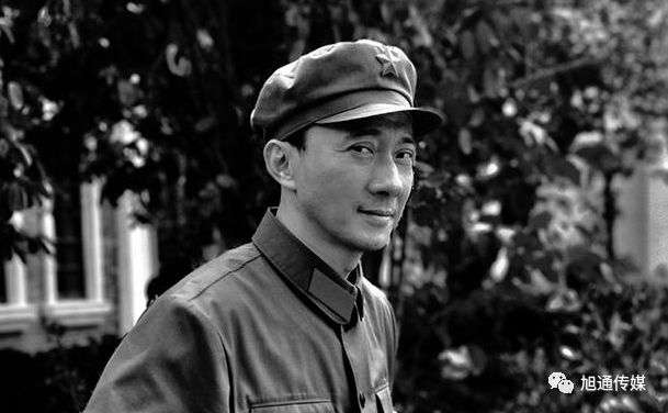 有在中央戏剧学院教授,老戏骨赵立新,他在最近热播的电影《芳华》中