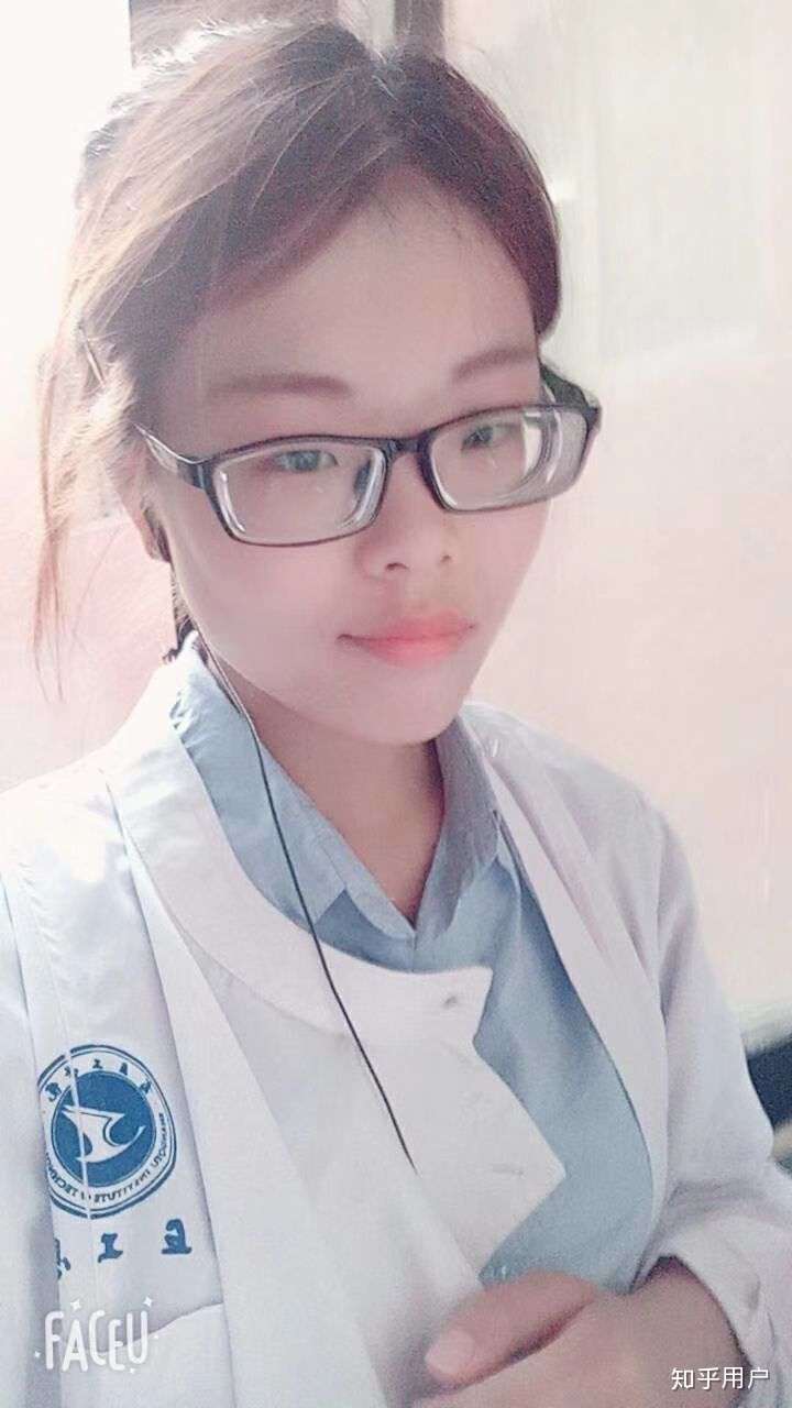 眼皮肿得就是一块肥肉,眼眦还有赘皮,再加上一千度高度近视,日常上课