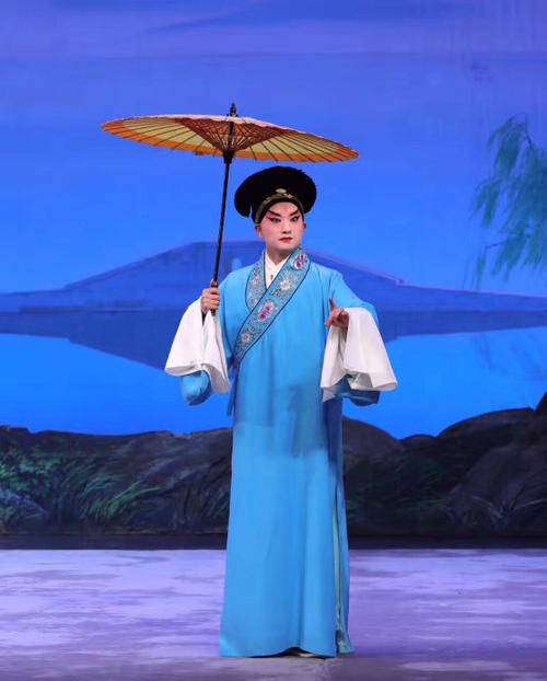 京剧版白蛇传中许仙的形象很有层次感