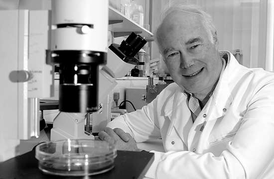 thomson建立首株人胚胎干细胞系,为胚胎干细胞的临床应用奠定基础.