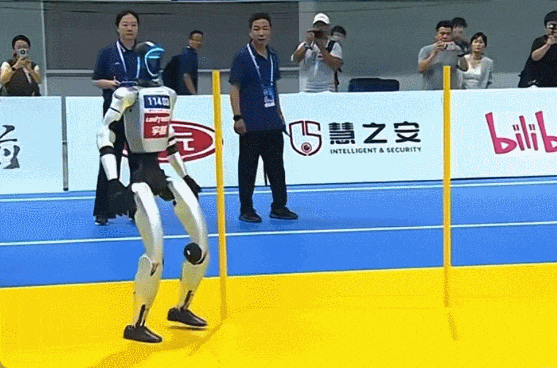 机器人也会「摸鱼」了？宇树G1赛后葛优瘫刷美女视频，网友：比人还懂享受生活