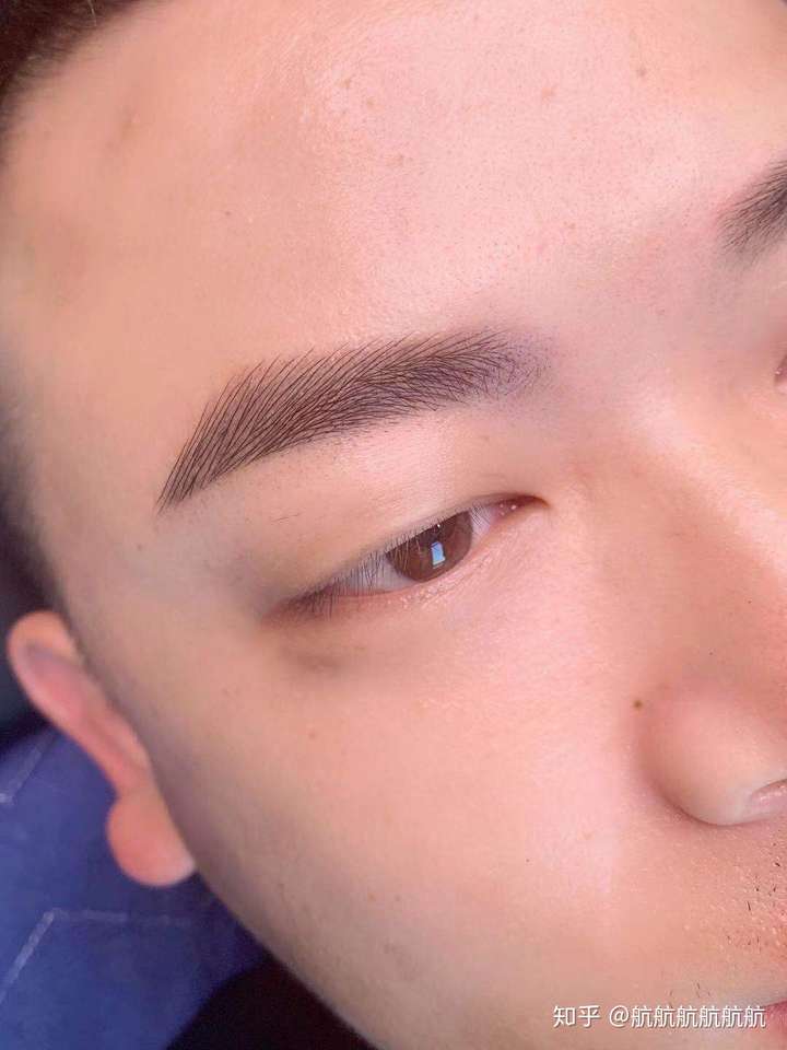 不会呀,现在很多男士都会做眉毛,男孩子浓眉大眼还是好看嘛