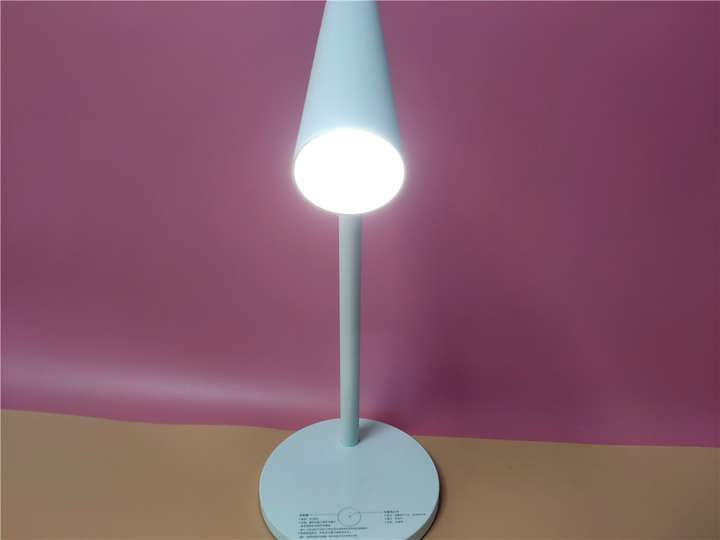 米家智能充电台灯评测：摆脱电源线束缚的光之小精灵