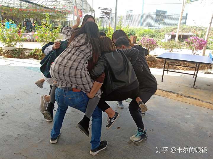 五个女生(本人女)     其中一个游戏要求每组的所有女生双脚离地十