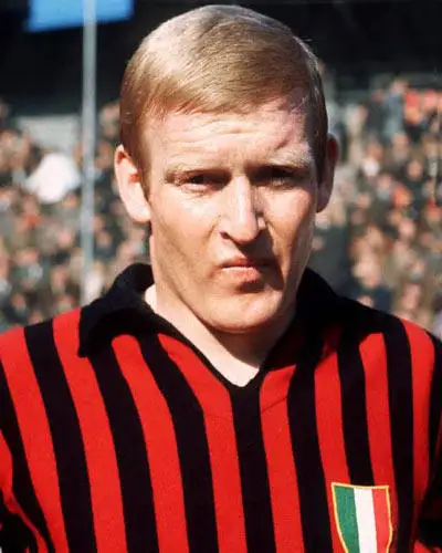 足球名人堂3第一位赢得德国足球先生的后卫卡尔海因茨施奈林格