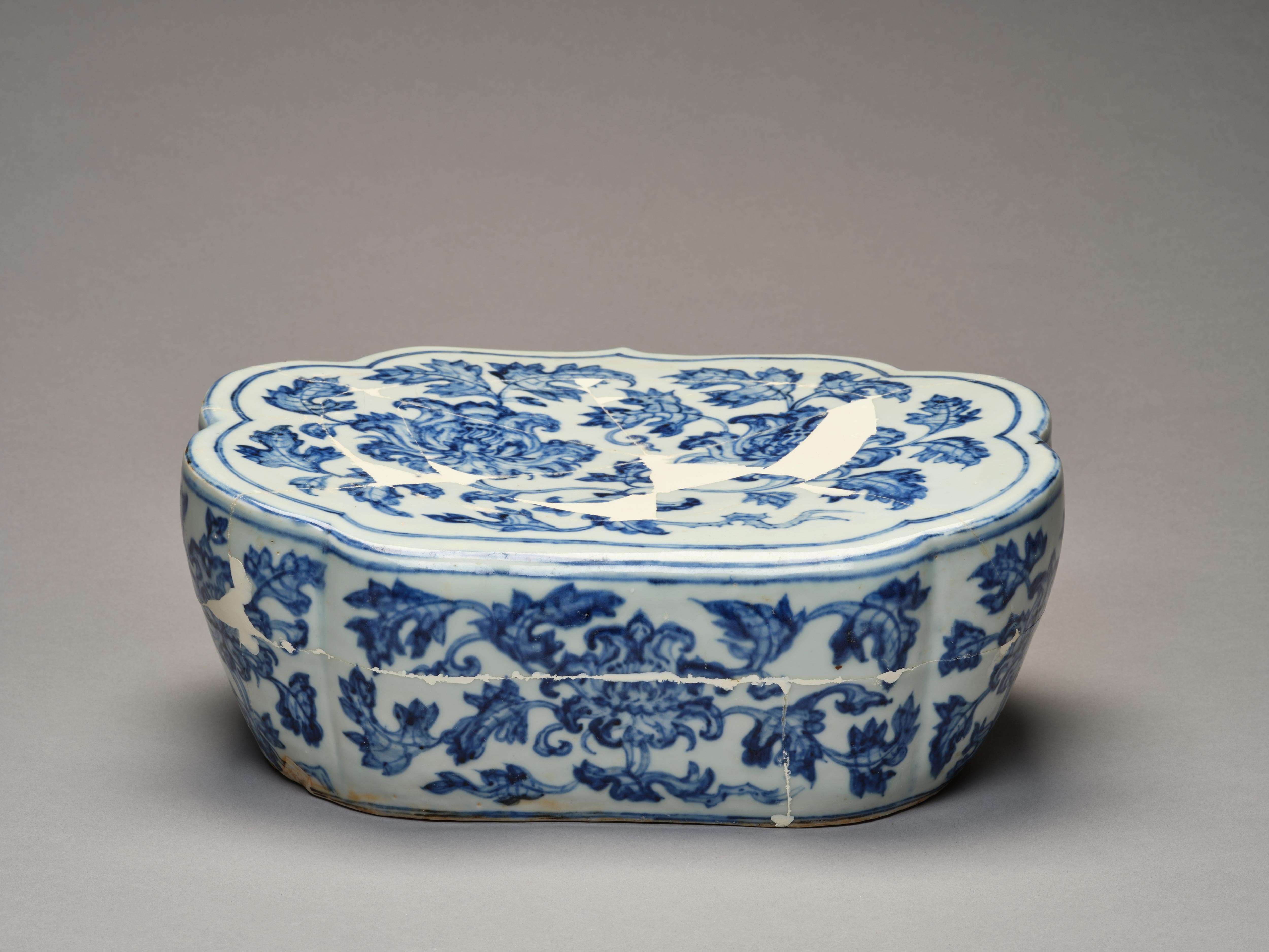 心中即天下 的想法: 瓷枕在明代御窑瓷器中相当稀少,传世罕见