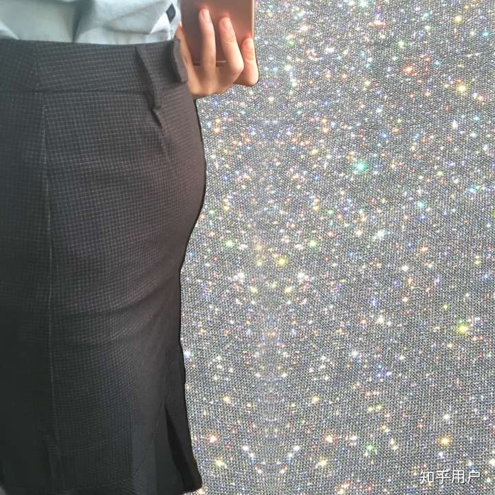 在坐地铁或公交车时有一个腹部微微隆起的女生站在你旁边你会让座吗?