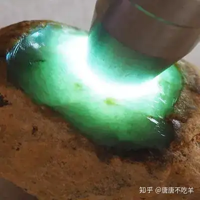 既然“神仙难断玉”，是什么魅力让人们前赴后继的参与玩翡翠原石呢？