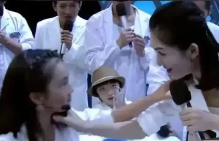 《乘风破浪》第三季开播：谢娜主持终于拿手卡了，有被王心凌甜到(2021乘风破浪第三季播出时间)