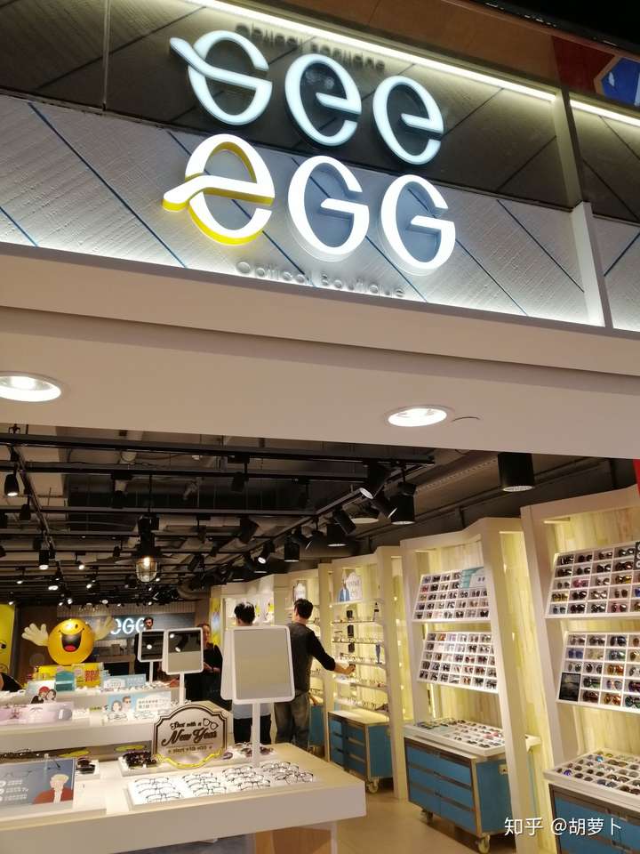 在香港考试的时候看见的一家眼镜店.名字叫egg.倒影就是see.