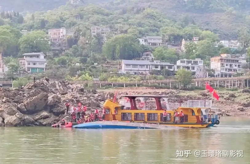 贵州游船侧翻事故中，另一船人全员获救，船长的哪些操作很关键？