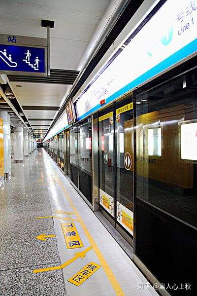 为什么中国地铁站上地铁的地方有玻璃隔着,外国没有?