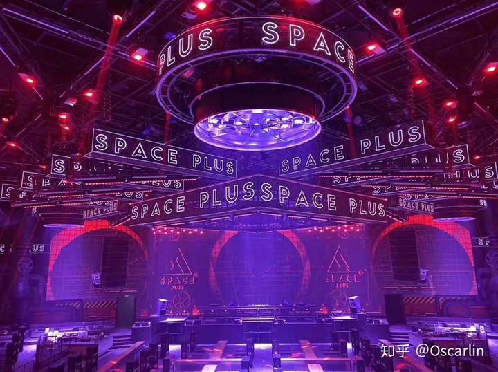 去广州最大的pub space plus  让他们感受一下中国人对夜店的理解和