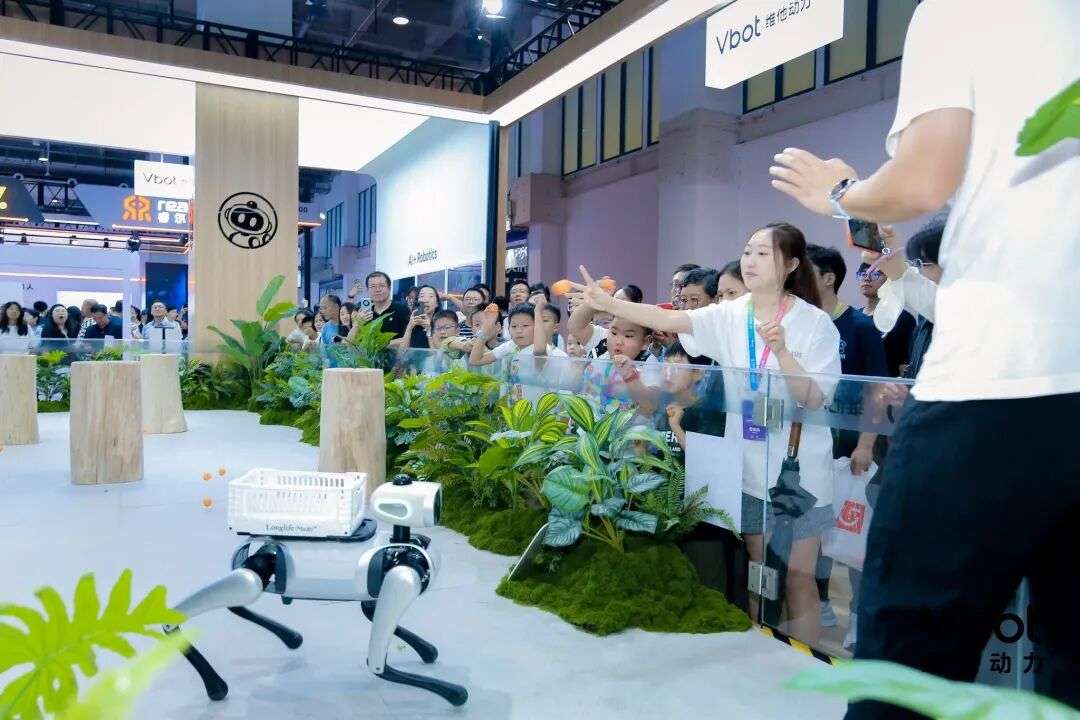 AI 是具身智能的胜负手吗？半年融资3亿后，VBot 首款产品做得怎么样？｜对谈维他动力联创赵哲伦