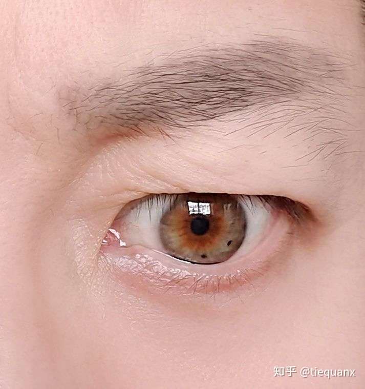 你在生活中见到过哪些瞳孔颜色特别好看的人?