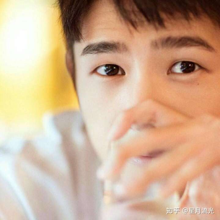 请看下面的眼睛↓↓↓网上说法很多,有说是柳叶眼,也有说是微笑状态的