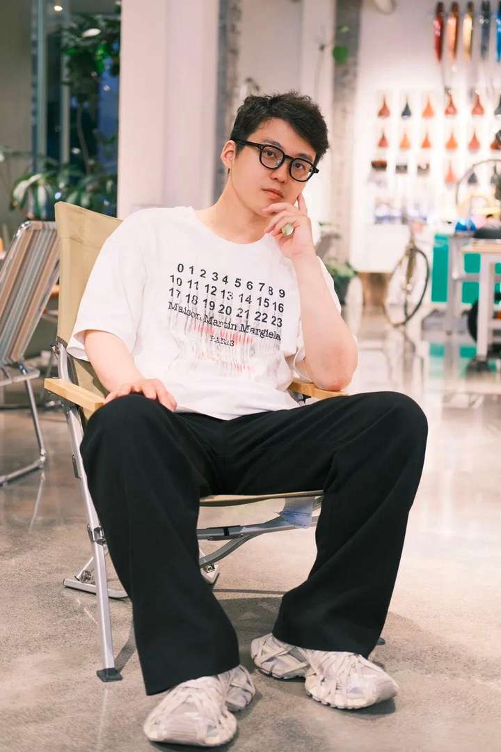 被AI取代的前同事，正在通过AI年入百万