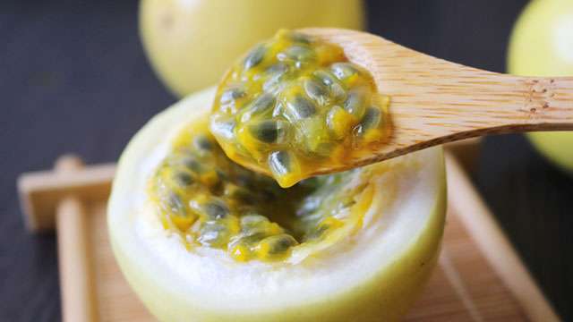 百香果,又叫鸡蛋果,因口感吃起来有多种水果味道而得名.