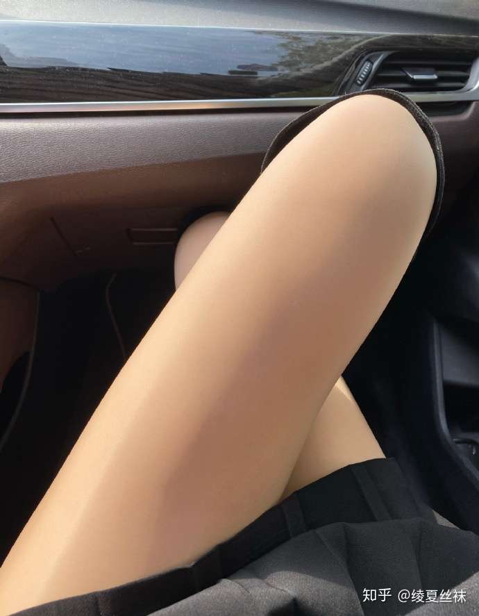 女生喜欢穿肉色丝袜还是黑丝袜?17 女生喜欢穿肉色丝袜还是黑丝袜?17