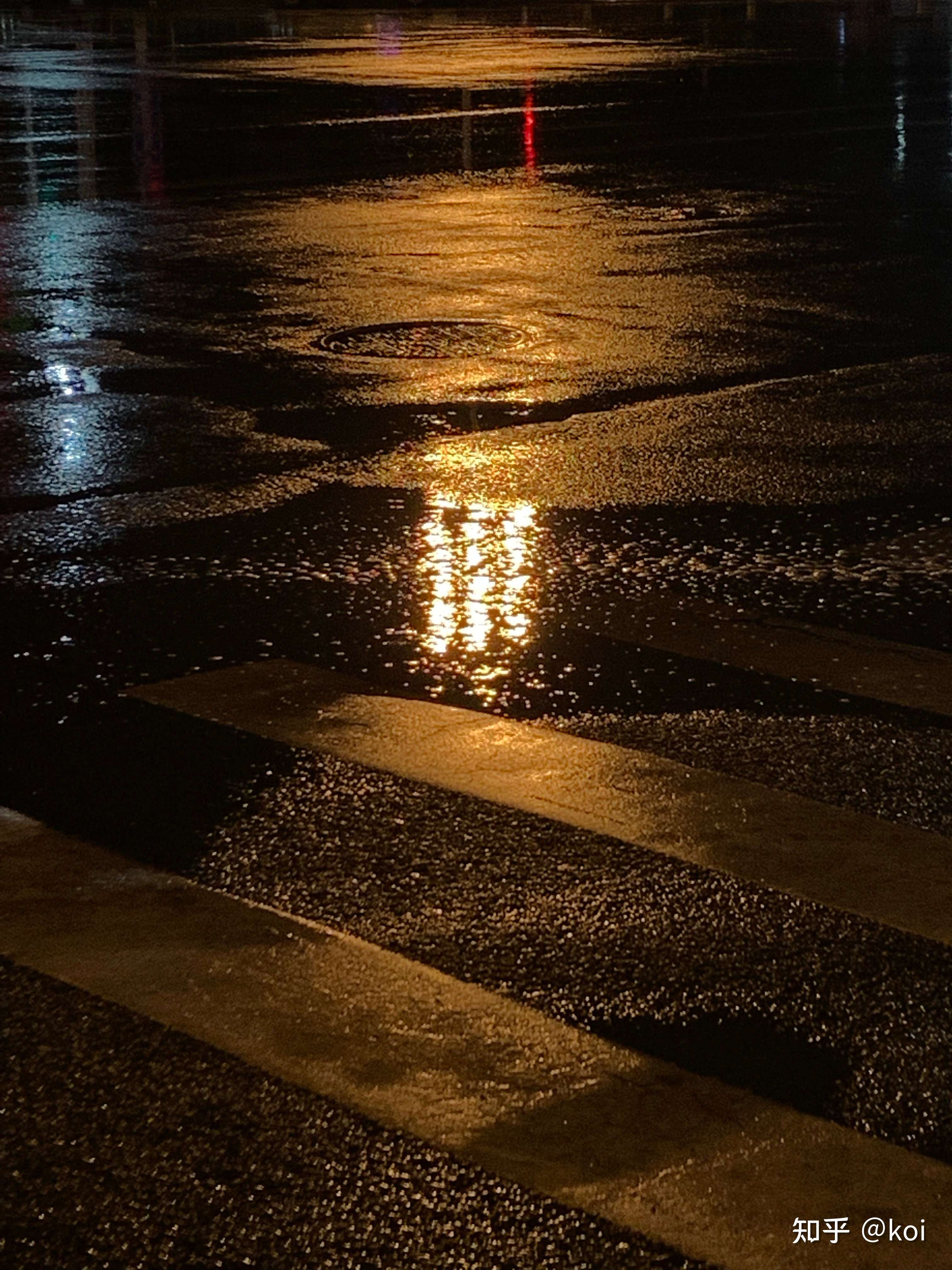 下雨路灯下的照片图片