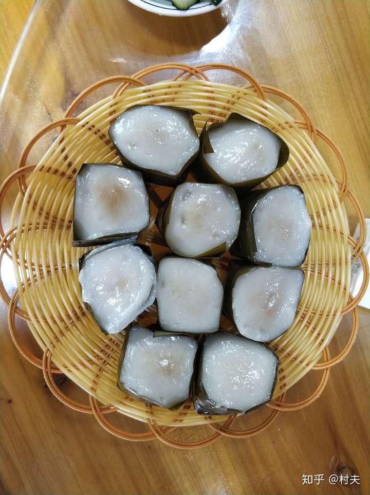 燕粿,海南念做易bua,一种糯米制成的甜品,内有花生干果馅,是我最喜欢