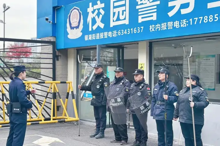 浙江省广播电视中等专业学校富阳校区开展反恐防暴应急演练(图1)