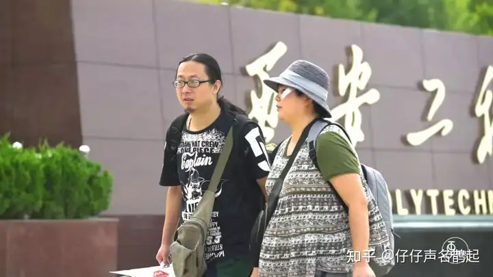 女儿把录警通知书带给牺牲父亲（女孩收到警校0001号录取通知书） 第2张