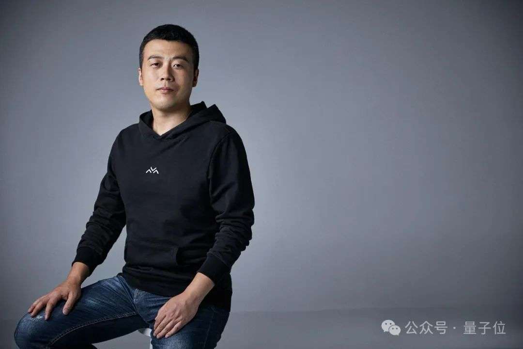 做AI眼镜，为什么一定要有定制化大模型 | 对话雷鸟创始人李宏伟