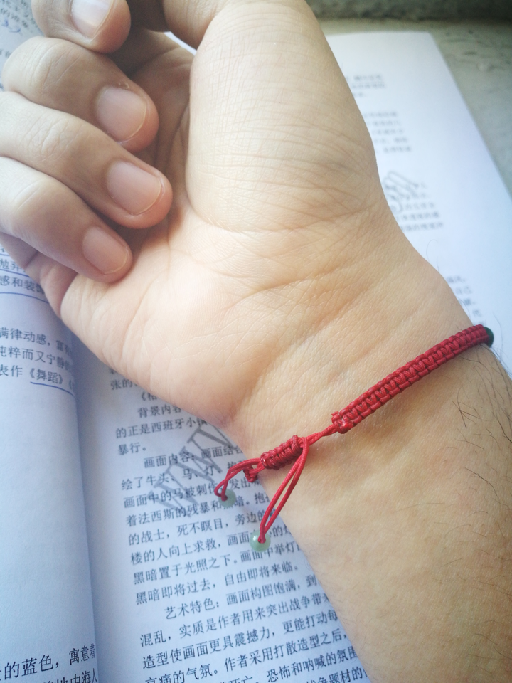 会是什么理由让一个男生一直戴着一条红色手绳