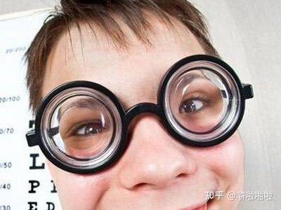 我如果配一个显眼的眼镜框,是否大家就会不注意到我的高度近视呢?