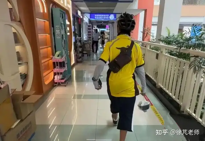因儿子说「大不了送外卖」，爸爸三伏天带他送外卖，竟意外修复父子关系，这一实践式教育怎么样？值得效仿吗？