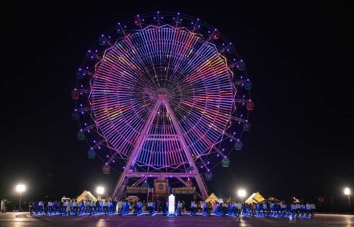  Dongfeng Fengshen L7 shows extraordinary strength, and the powerful "electricity" power shines in the bright night of the Ferris wheel