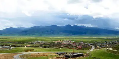 九城宮生態園佔地2000畝,山清水秀,樹木蔥鬱,草茂花香,人類第一條高速