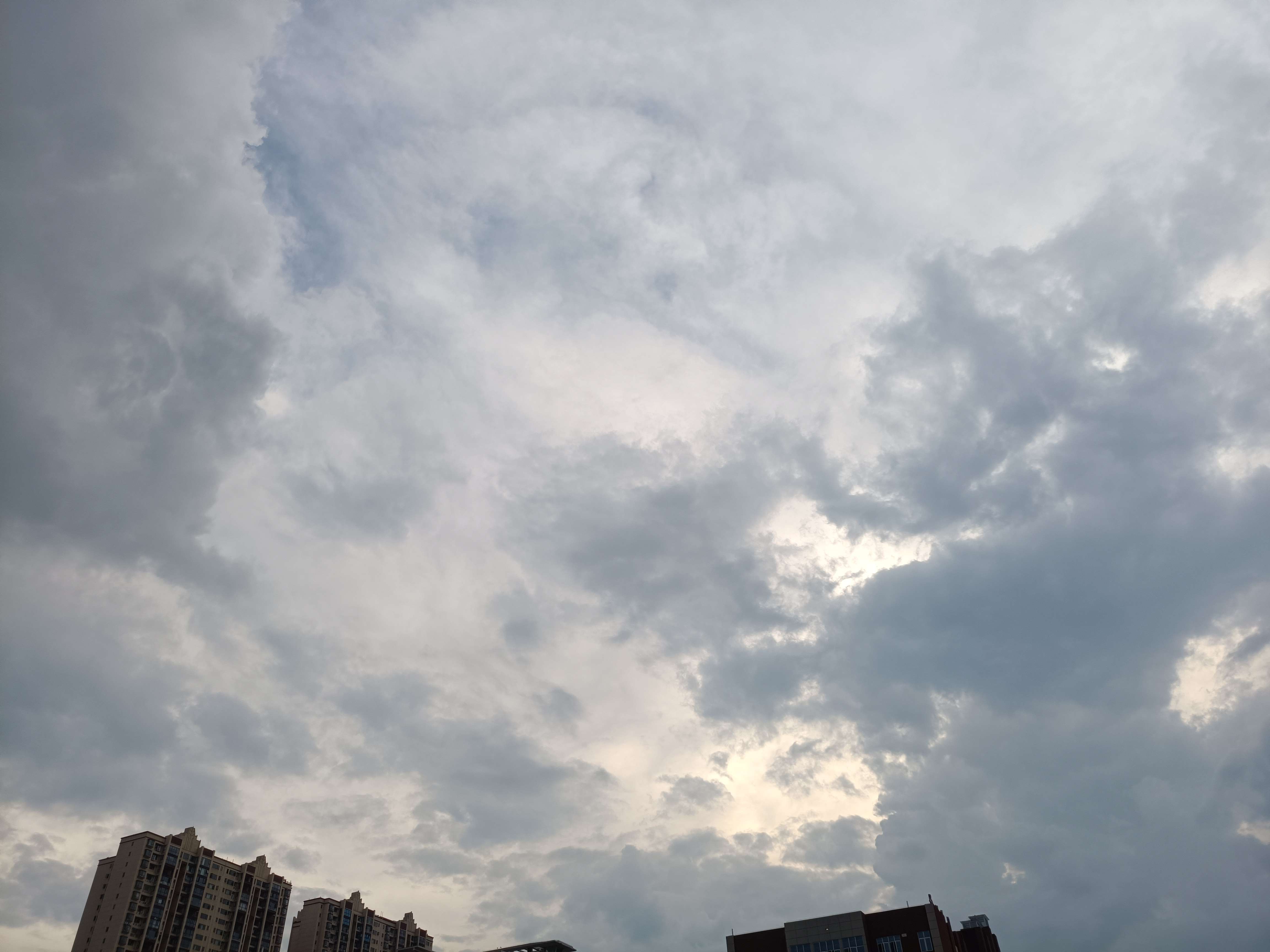 知乎用户萤 的想法: 今日的天气属于乌云密布的天气,不怎么晒