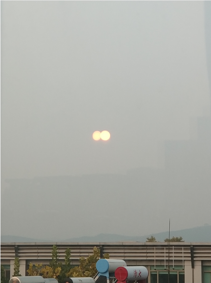 手机拍出了两个太阳