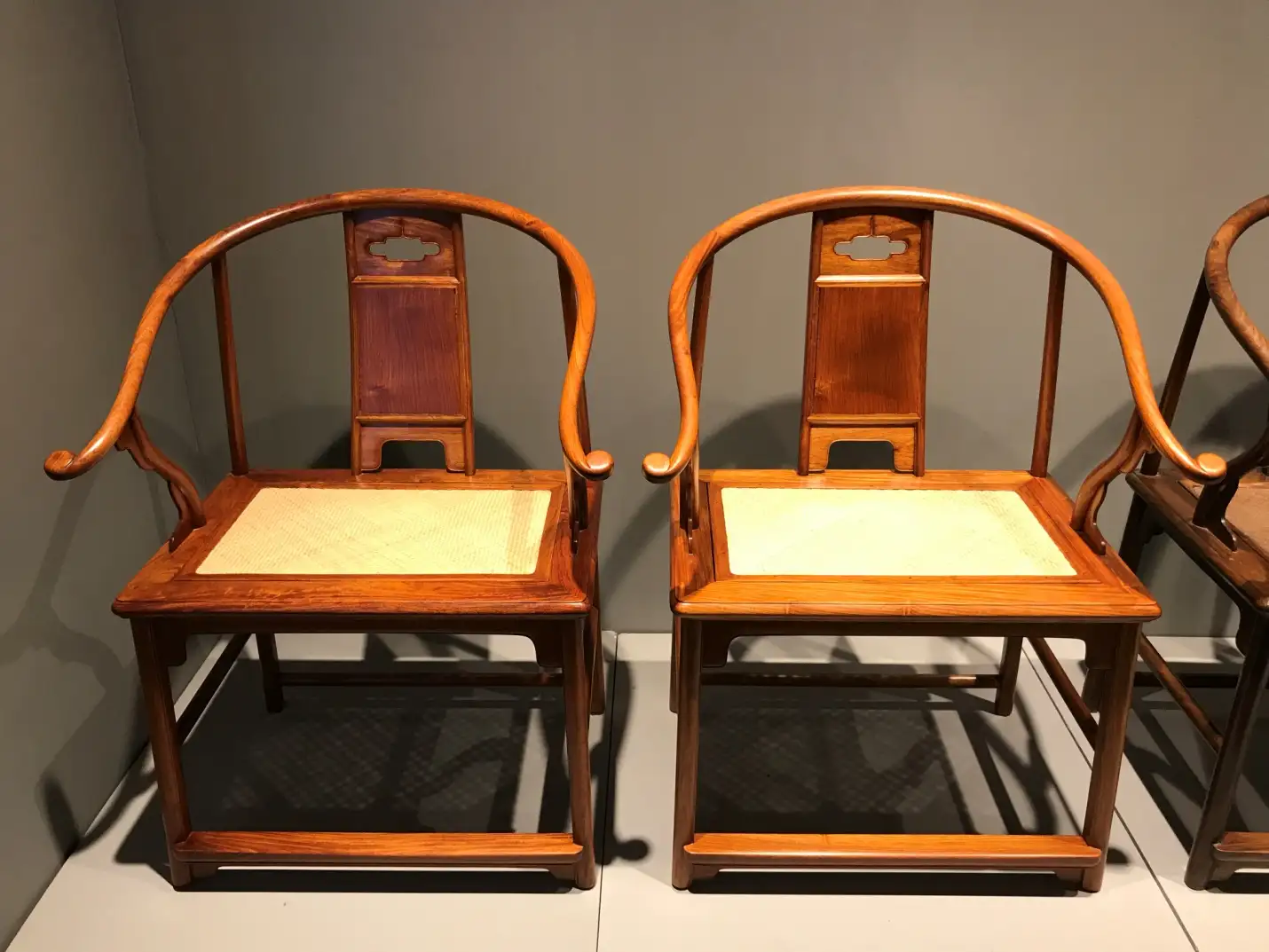 高仿佳作也是收藏品，花梨木圈椅拍出55200元- 知乎