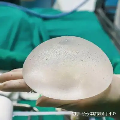 包膜是人体跟假体之间的一个排异反应,所以从安全的大原则上来说,它