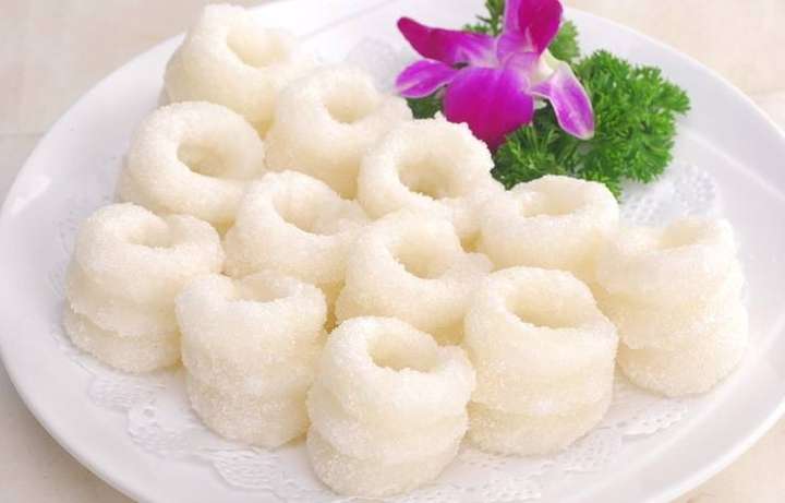 这种白糖糕已是南昌街头巷尾各大茶铺常备的佐茶食品,被誉为"江西五大