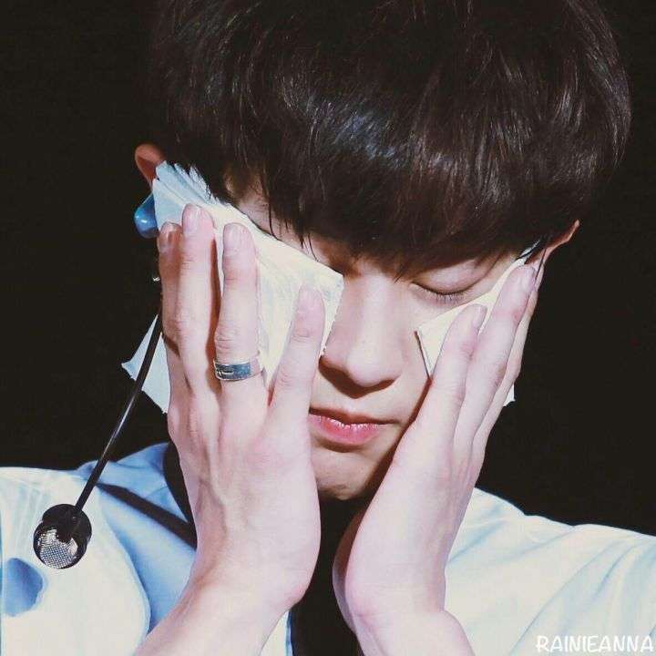 有哪些真人好看到不像人类的爱豆?