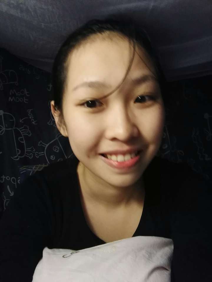 女孩主动发照片给你,临睡前素颜无美化的照片.